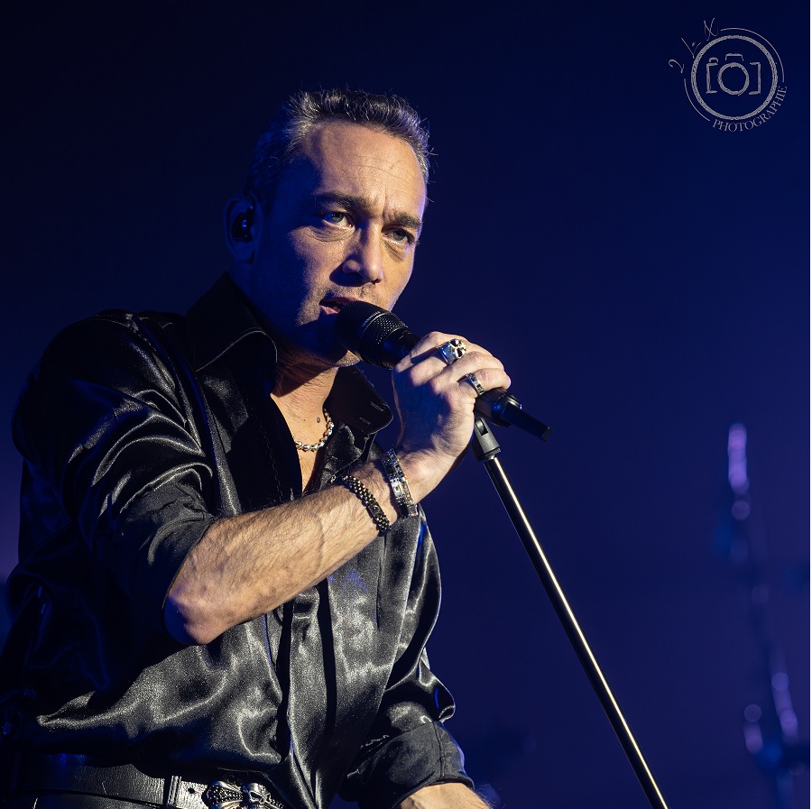 Bild, das darstellt Jean-Baptiste Guégan begeisterte das CASINO 2000 mit einer wunderschönen Hommage an Johnny Hallyday