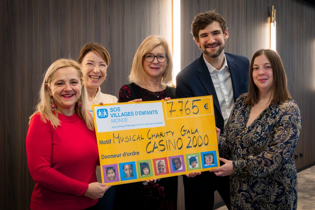 Bild, das darstellt Scheckübergabe an SOS Villages d'Enfants Monde