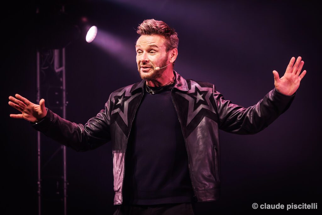 Bild, das darstellt Jeanfi Janssens zu Gast im CASINO 2000: Ein Abend voller Lachen und Emotionen in Mondorf-les-Bains