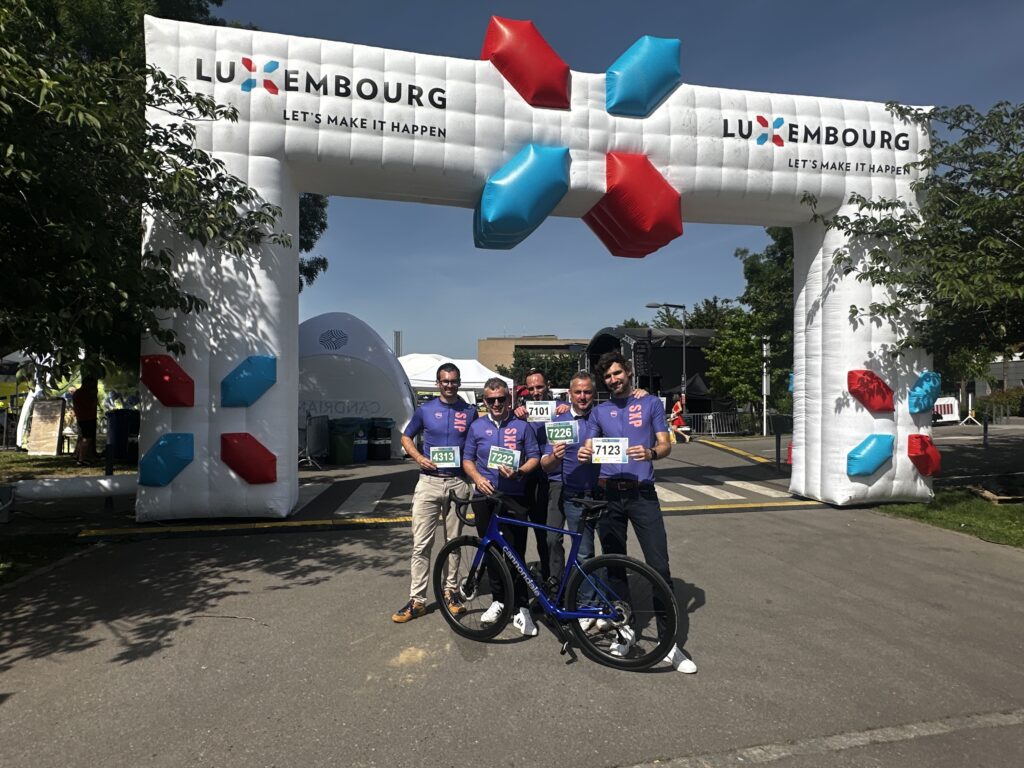 Bild, das darstellt Das CASINO 2000-Team am Start des Schleck Gran Fondo 2026