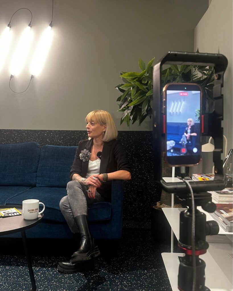 Bild, das darstellt „Hinter den Kulissen“: Entdecken Sie die zweite Folge mit Cindy Majchrzak