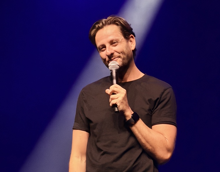 Bild, das darstellt Julien Bing